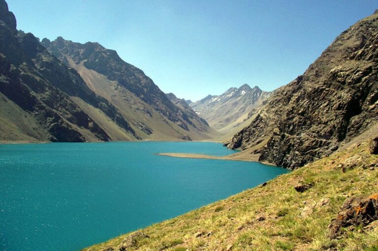 Descubre la Magia de la Laguna Inca de Portillo en la Cordillera de los Andes