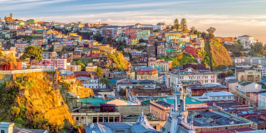 Descubre la Magia del Pacífico: Recorrido por Valparaíso y recorrido por Viña del Mar desde Santiago 1 Valparaiso la Ciudad de las Colinas y el Arte